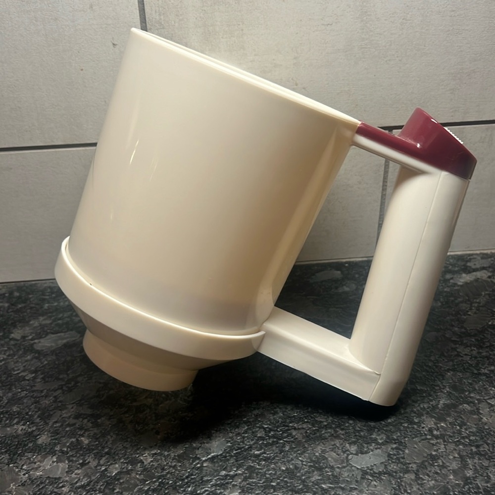 SIFTER by Pampered Chef. Battery powered. Sifts up to 4 cups at a time L…